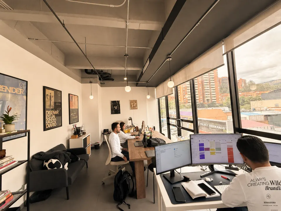Oficina y equipo de Flor de Selva Studio en Bogotá